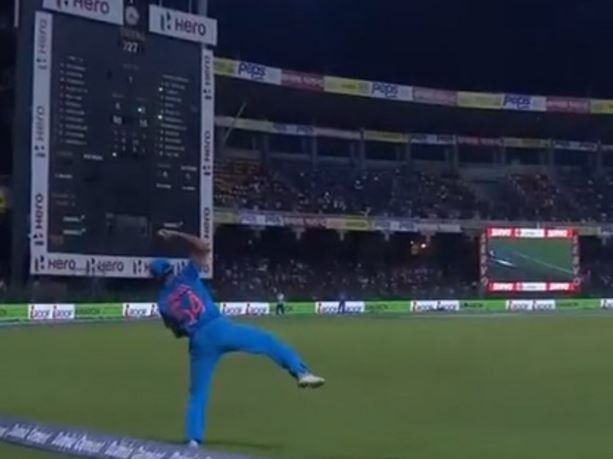 video of shardul thakur take unbelievable catch at boundary line दिनेश कार्तिकच्या षटकाराने शार्दूलचा जबरदस्त झेल झाकोळला!