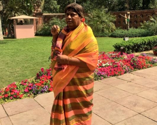TDP MP N Shivaprasad dressed as Telgu woman protests for special status for Andhra Pradesh गळ्यात मंगळसूत्र, कपाळावर टिकली; साडी नेसून पुरुष खासदार संसदेत