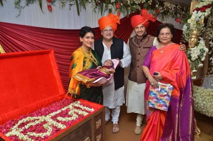गरोदरपणातही उर्मिला सोशल मीडियावर चांगलीच अॅक्टिव्ह होती. त्यामुळे आता त्यांच्या घरी आलेल्या या चिमुकलीच्या आगमनाने कोठारे कुटुंबात आनंदाचं वातावरण आहे. 