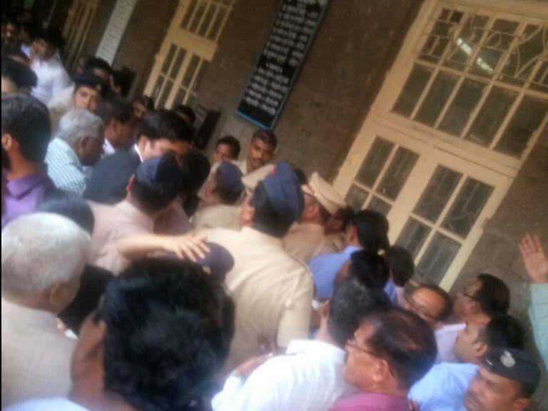 Pune : Attempt to throw ink on Milind Ekbote outside court latest update मिलिंद एकबोटेंना पुणे न्यायालयाबाहेर काळं फासण्याचा प्रयत्न