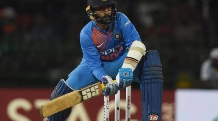 दिनेश कार्तिकने अखेरच्या चेंडूवर मारलेल्या षटकाराने कोलंबोतल्या तिरंगी मालिकेत भारताला विजेतेपदाचा करंडक मिळवून दिला.