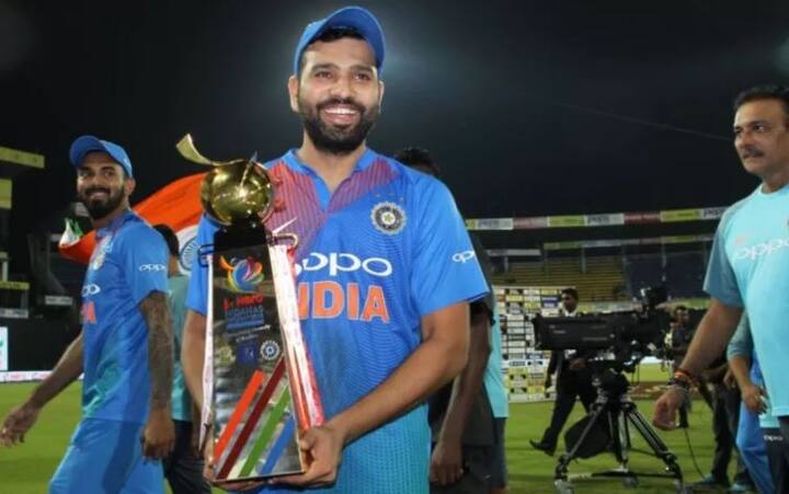 दिनेश कार्तिकने एकोणिसाव्या षटकात 22 धावांची लूट केली. त्यामुळे टीम इंडियाला अखेरच्या षटकांत सहा चेंडूंवर बारा धावांची गरज होती. अखेरच्या चेंडूवर षटाकर ठोकून दिनेश कार्तिकने भारताला विजय मिळवून दिला.