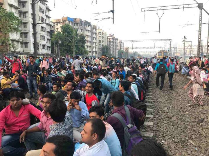 पिक अवर्सलाच म्हणजे सकाळी कामावर जाण्याच्या वेळेलाच, विद्यार्थ्यांनी अचानक रेल्वे बंद केल्याने, मुंबईकरांचं तुफान हाल होत आहे.