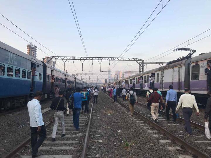 अप्रेटिंस विद्यार्थ्यांनी अनेक वर्षे काम करुनही जागा न भरल्याने हा पवित्रा घेतला आहे. 