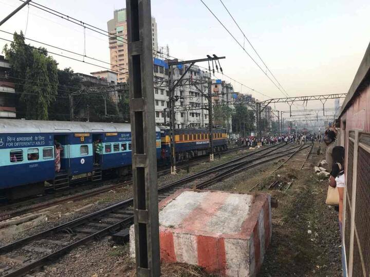 पूर्वी रेल्वे अप्रेटिंसना थेट रेल्वेत सामावून घेतलं जायचं, पण आता त्यासाठी 20 टक्के इतका कोटा ठरवला गेलाय, शिवाय एक लेखी परीक्षाही द्यावी लागते. त्यामुळे रेल्वेतल्या संधी कमी झाल्याचा युवकांचा आरोप आहे. मागण्या मान्य न झाल्यास हे आंदोलन आणखी तीव्र करण्याचाही इशारा यावेळी आंदोलकांनी दिला. यामध्ये अनेक मराठी तरुणांचाही समावेश आहे.