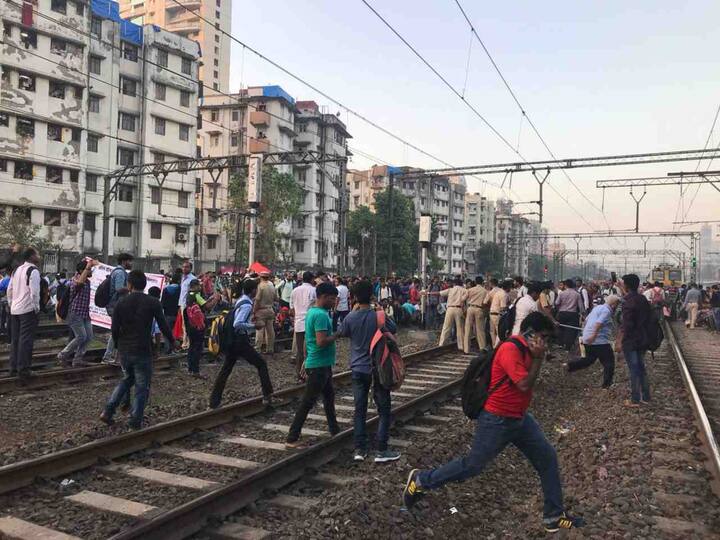 रेल्वे अॅप्रेंटिसच्या मागण्या - रेल्वे अॅक्ट अॅप्रेंटिस परीक्षा उत्तीर्ण झालेल्या परीक्षार्थींना रेल्वे सेवेत कायमस्वरुपी सामाविष्ट करण्यात यावं.