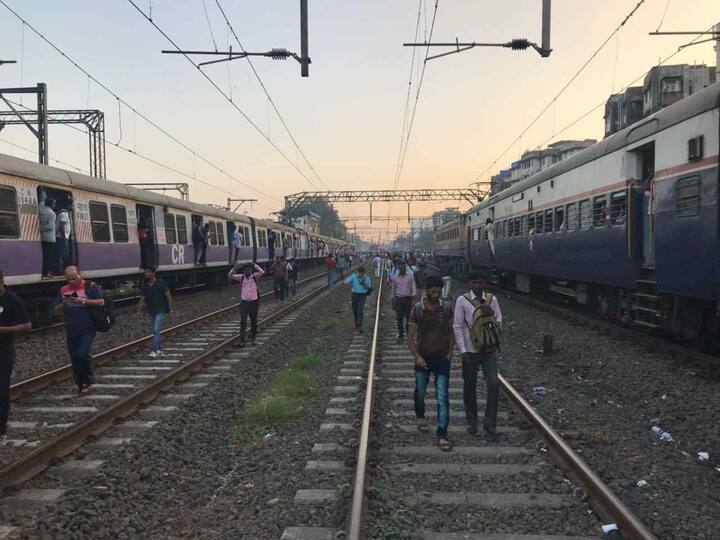 महत्त्वाचं म्हणजे देशभरातील विद्यार्थी आज मुंबईत आले आहेत. त्यांनी सकाळी सकाळीच रेल्वे बंद पाडल्या.