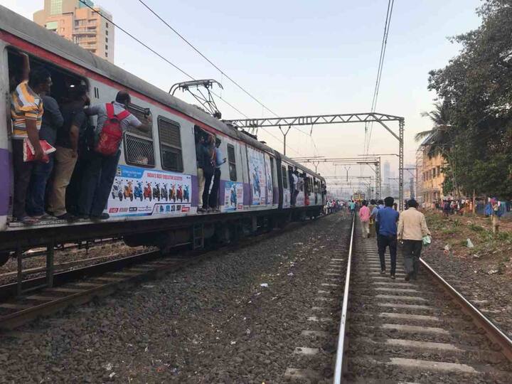 रेल्वे अॅप्रेंटिसच्या मागण्या - रेल्वे अॅप्रेंटिस झालेल्या सर्व प्रशिक्षणार्थींना जीएम कोट्याअंतर्गत जुन्या नियमानुसार रेल्वेसेवत सामाविष्ट करावं, भविष्यातही नियम लागू ठेवावा. याबाबत एका महिन्यात निर्णय व्हावा, कोणत्याही नियम आणि अटी लागू करु नये.
