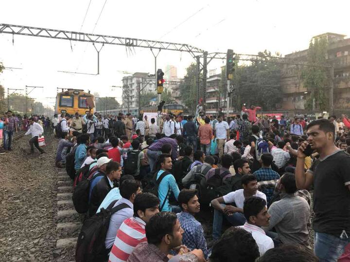 विद्यार्थ्यांनी आपल्या मागण्या रेल्वेमंत्री पियुष गोयल यांच्याकडे मांडल्या. त्यांची भेट घेतली, पण गोयल यांनी अपमानस्पद वागणूक दिल्याचा आरोप, आंदोलक विद्यार्थ्यांचा आहे.