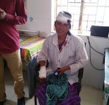 आईशी वाद घातल्याचा राग, संतप्त मुलाचा महिला वाहकावर हल्ला