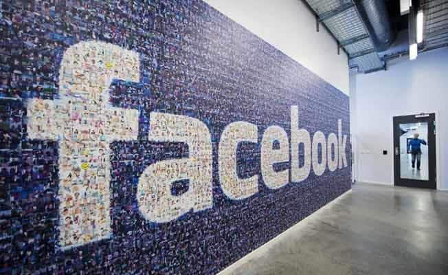 'डेटा चोर काँग्रेस'... फेसबुकच्या डेटा लीकचे भारतात पडसाद Social Media war in India over Facebook Data Leak latets update 'डेटा चोर काँग्रेस'... फेसबुकच्या डेटा लीकचे भारतात पडसाद