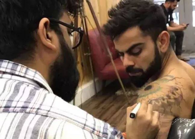 क्रिकेटमधून काही काळ विश्रांती घेतल्यानंतर, कोहलीने स्वत:साठी वेळ काढला. यामध्ये त्याने हेअरस्टाईलपासून टॅटूपर्यंत सर्वकाही करुन घेतलं. मुंबईतील एका प्रसिद्ध टॅटू पार्लरमध्ये विराट टॅटू रेखाटताना दिसला होता. 