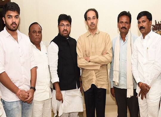 फुलकोबीचे गड्डे फोडणाऱ्या शेतकऱ्याची उद्धव ठाकरेंशी भेट