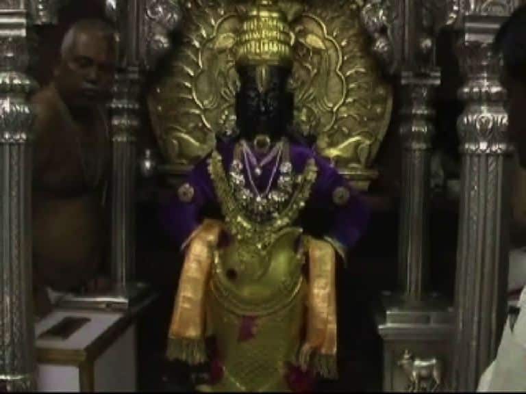 Pandharpur: Gold breaks for Vitthal rukmini विठ्ठल आता उभा 'सोन्याच्या' विटेवरी!