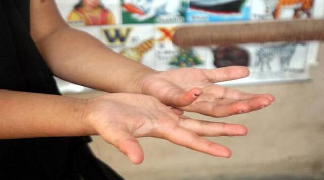 दोन वेण्या न घातल्याने विद्यार्थिनीला मारहाण, मुख्याध्यापिकेविरुद्ध गुन्हा