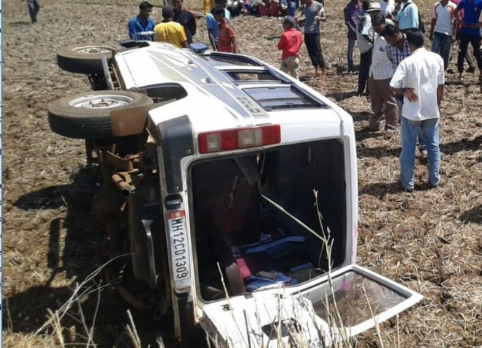 Kolhapur : Sumo car overturns, 10 students injured in accident latest update कोल्हापुरात दहावीच्या विद्यार्थ्यांना नेणारी सुमो उलटून अपघात
