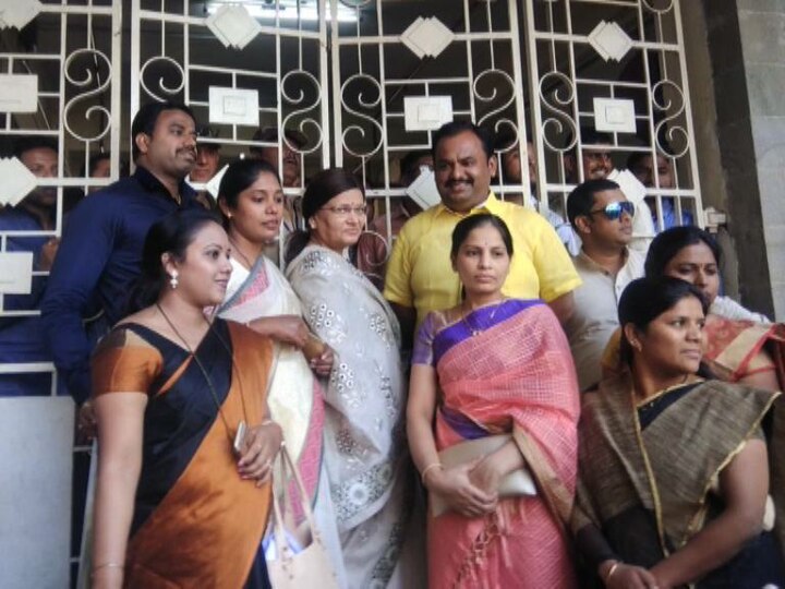 Pay & Park issue : Pune mayor stopped at the gate opposition विरोधकांमुळे पुणे महापालिकेचं गेट बंद, महापौर ताटकळत