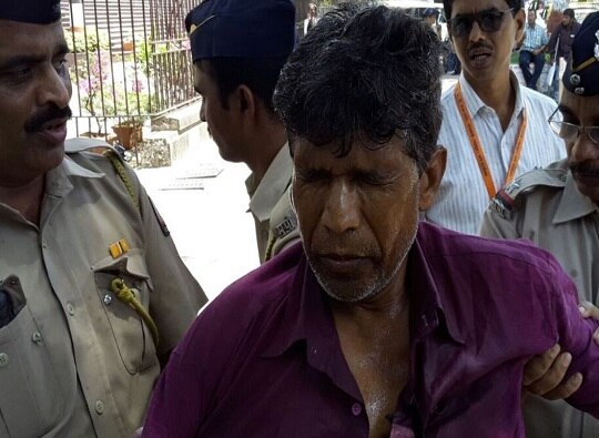 Mumbai : Farmer Gulab Shingare attempts suicide in front of Mantralaya latest update मंत्रालयात शेतकऱ्याचा अंगावर रॉकेल ओतून आत्महत्येचा प्रयत्न
