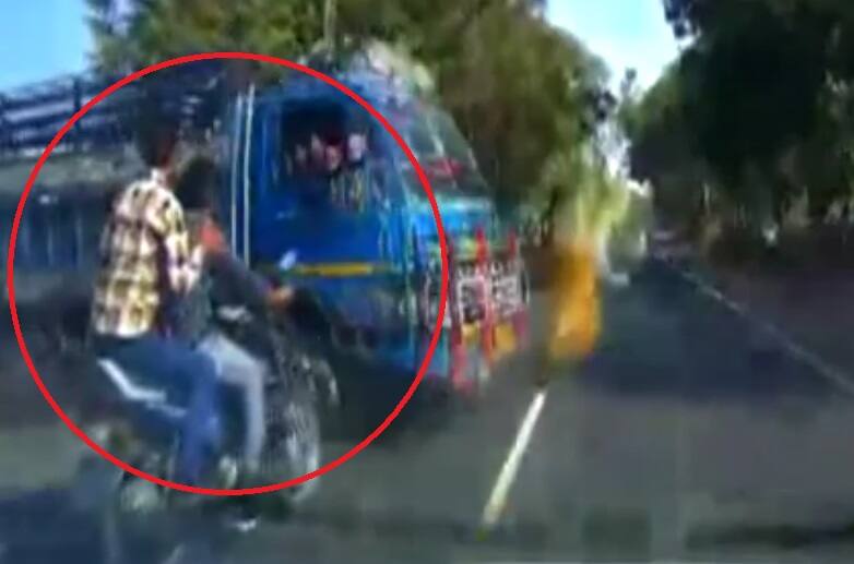 bike and tempo accident in Surat latest update VIDEO : गुजरातमध्ये दुचाकी आणि टेम्पोचा थरारक अपघात, एकाचा मृत्यू