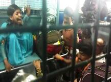 रेल्वेमध्ये बसण्याच्या जागेवरुन तरुणाची महिलेला बेदम मारहाण