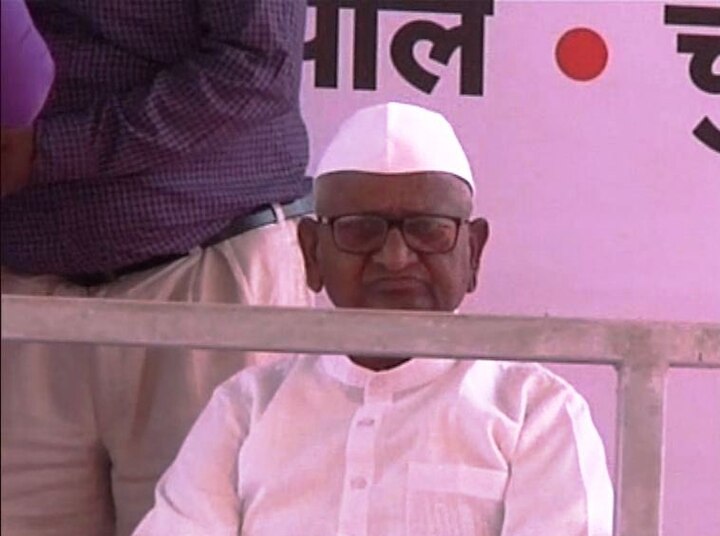 second day of anna hazare hunger strike for janlokpal latest updates अण्णांच्या उपोषणाचा दुसरा दिवस, एकाची प्रकृती बिघडली