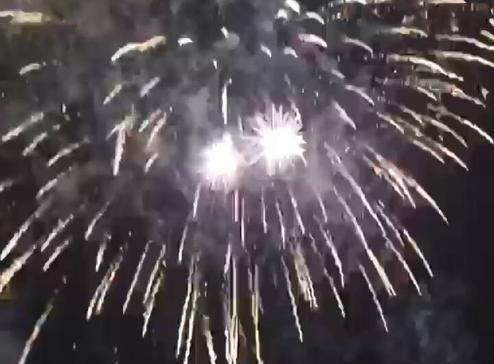 कार्यक्रमानंतर फटाके फोडून सेलिब्रेशन करण्यात आलं. 