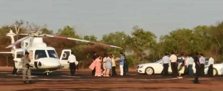 आकाश आणि श्लोका यांचं स्पेशल चॉपरने आगमन झालं.