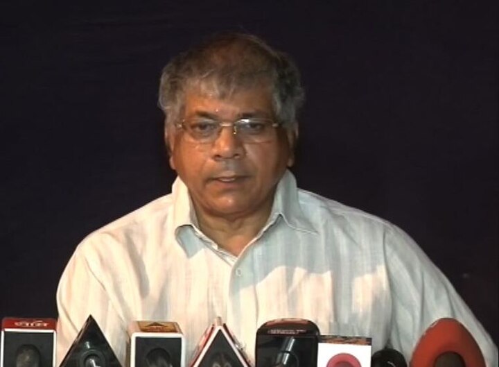 Prakash Ambedkar criticized State Government सरकारने लोकशाहीचा गळा दाबला : प्रकाश आंबेडकर