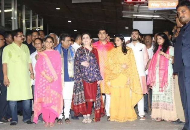 देशातील सर्वात श्रीमंत उद्योगपती मुकेश अंबानी आणि त्यांच्या कुटुंबीयांनी मुंबईत सिद्धीविनायकाचं दर्शन घेतलं. यावेळी नीता अंबानी, मुलगा आकाश अंबानी आणि होणारी सून श्लोका मेहतासह सर्व कुटुंबीय उपस्थित होते. (फोटो : मानव मंगलानी)