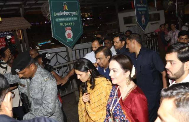 आकाश आणि श्लोकाचं लग्न यावर्षी डिसेंबरमध्ये होण्याची शक्यता आहे. श्लोका ही प्रसिद्ध हिरे व्यापारी रसेल मेहता यांची मुलगी आहे. (फोटो : मानव मंगलानी)