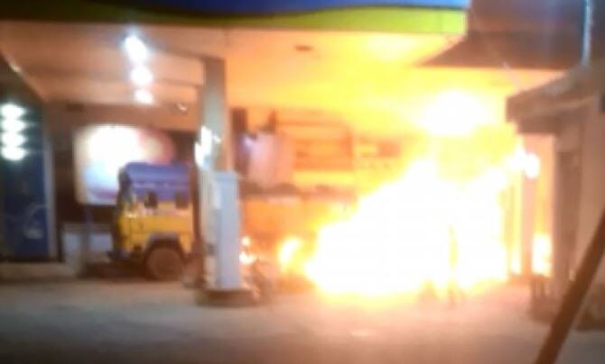 oil tanker fire in mps narsinghpur driver saved petrol pump पेट्रोल पंपावर पेटलेला टँकर 5 किमी घेऊन पळाला, मोठी दुर्घटना टळली