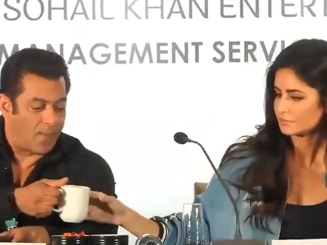 Pune : Salman Khan shares his coffee with Katrina Kaif at Da-Bangg Tour pc VIDEO : कॉफीचा एक मग; एक घोट सलमानचा, एक कतरिनाचा!