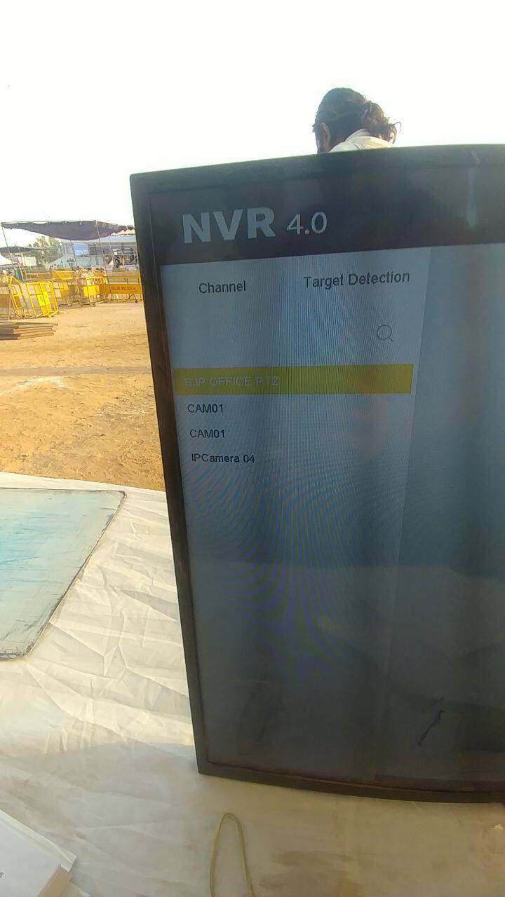 सरकारचे प्रतिनिधी म्हणून जलसंपदा मंत्री गिरीश महाजन अण्णांच्या संपर्कात आहेत. मात्र अण्णांचं मन वळवण्यात त्यांना अजून यश आलेलं नाही. कारण, अण्णा तोंडी नव्हे, तर लेखी आश्वासनांवर ठाम आहेत.