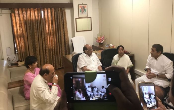 West Bengal Chief Minister Mamata Banerjee met NCP Chief Sharad Pawar in Delhi पवारांच्या भेटीसाठी ममता बॅनर्जी राष्ट्रवादी कार्यालयात