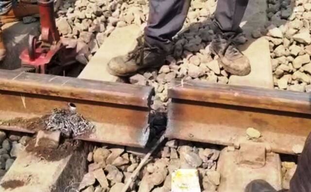 दोन तासांच्या खोळंब्यानंतर मध्य रेल्वेची वाहतूक हळूहळू पूर्वपदावर