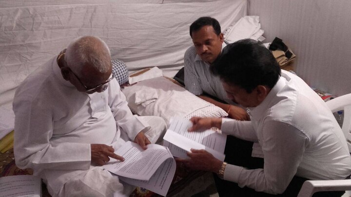 Anna Hazare will not back hunger strike अण्णांनी केंद्राच्या मसुद्यात त्रुटी दाखवल्या, उपोषण लांबणार : सूत्र