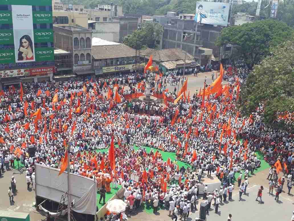 LIVE - संभाजी भिडेंच्या समर्थनार्थ मोर्चा, सांगलीत मोठी गर्दी Bhima Koregaon Violence: sambhaji bhide sanman morcha all over state LIVE - संभाजी भिडेंच्या समर्थनार्थ मोर्चा, सांगलीत मोठी गर्दी