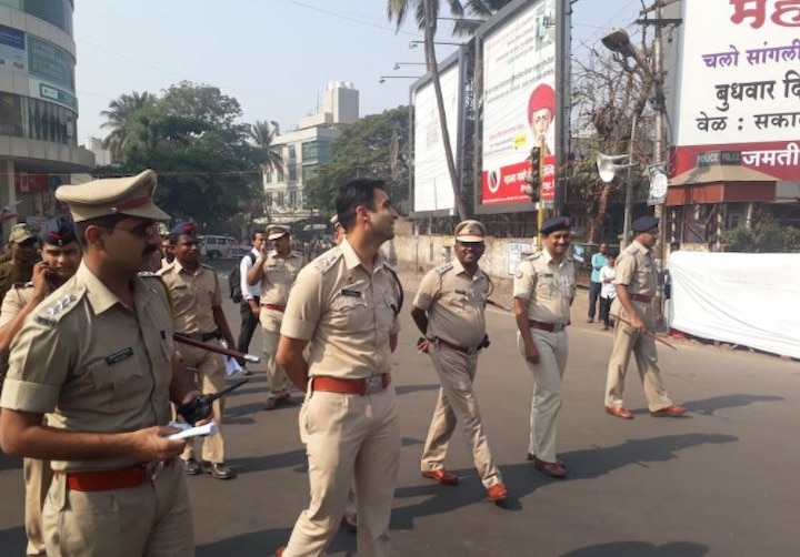 मोर्चाच्या पार्श्वभूमीवर पोलिसांनी सांगली शहरात बंदोबस्त ठेवला आहे.पोलिसांनी काल शक्तीप्रदर्शन करत पथसंचलन केलं.