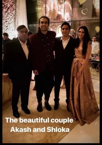 मुकेश अंबानी यांची कन्या ईशाने देखील करण जोहरसोबत सेल्फी काढला.