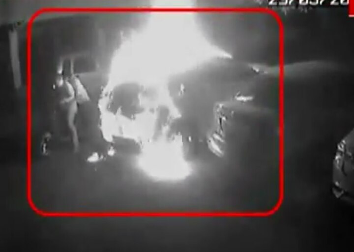In Pune the Audi and Honda City cars  burned latest update पुण्यात ऑडी आणि होंडा सिटी कार जाळल्या, घटना CCTVमध्ये कैद