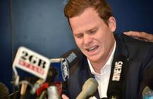 वॉर्नरच्या पत्नीला एअरपोर्टवरच रडू कोसळलं!