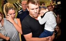 वॉर्नरच्या पत्नीला एअरपोर्टवरच रडू कोसळलं!