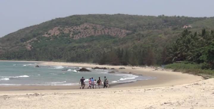 निसर्गानं मुक्त हस्तानं उधळण केलेला भोगवे बीच