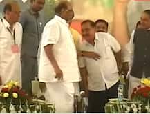 एकनाथ खडसेंचा व्यासपीठावर शरद पवारांना वाकून नमस्कार