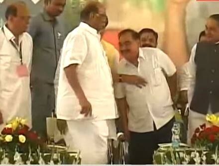 एकनाथ खडसेंचा व्यासपीठावर शरद पवारांना वाकून नमस्कार