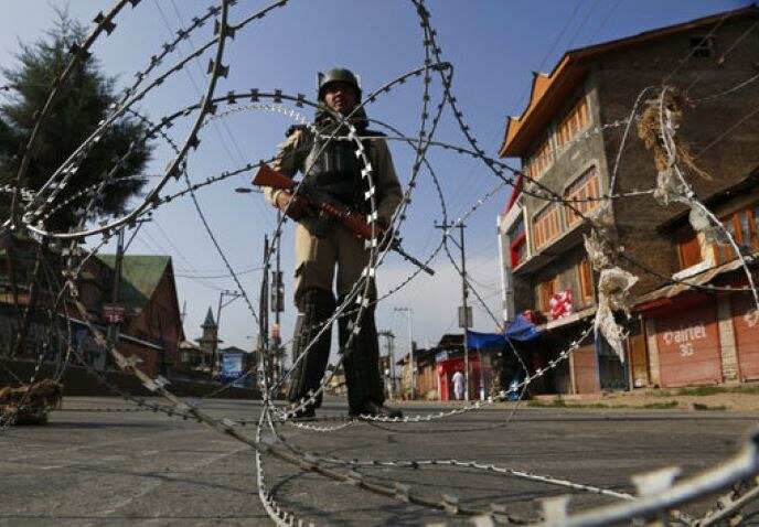 Jammu and Kashmir: 13 terrorists killed in 3 encounters with security forces in Anantnag and Shopian काश्मीरमध्ये 13 दहशतवाद्यांचा खात्मा, 3 जवान शहीद, 4 स्थानिकांचा मृत्यू
