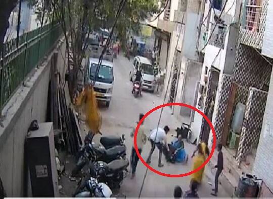 Pitbull Dog attacks child in Delhi's Uttam Nagar latest update VIDEO : पिटबुल कुत्र्याच्या हल्ल्यात चिमुरड्यासह तिघे जखमी
