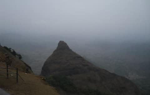 लोणावळ्यातील लायन्स पॉईंटच्या दरीत पडून तरुणाचा मृत्यू लोणावळ्यातील लायन्स पॉईंटच्या दरीत पडून तरुणाचा मृत्यू