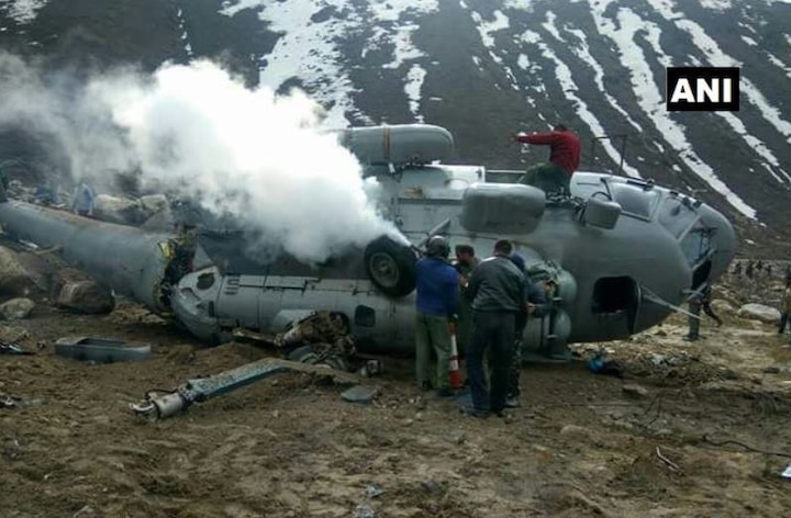 IAF chopper, MI17, crash lands in Kedarnath: 4 people including pilot suffer minor injuries केदारनाथमध्ये वायूसेनेचं हेलिकॉप्टर कोसळलं