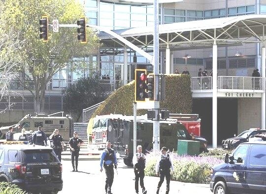 Four people shot at YouTube HQ in San Bruno latest update सॅन ब्रुनोत यूट्यूबच्या मुख्यालयात महिलेचा गोळीबार